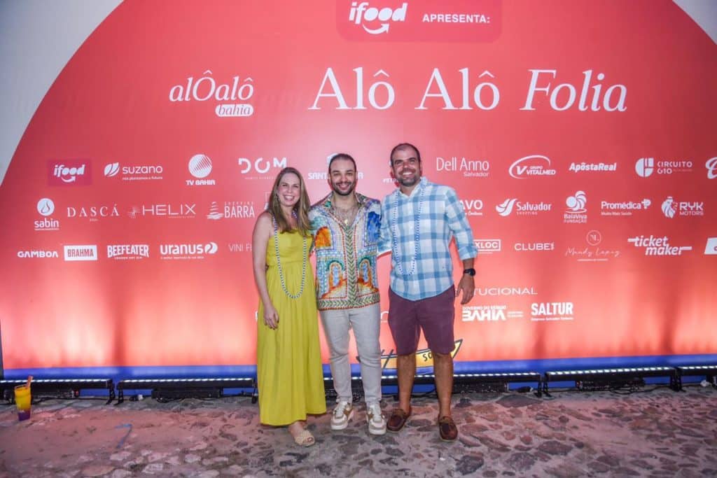 Celebração da parceria no Alo Alo Folia! O presidente da Petrobahia, Thiago Andrade, e sua esposa Alice Spitz, juntamente com Rafael Freitas, diretor de conteúdo do Alo Alo Bahia, compartilham a alegria e entusiasmo no evento em Salvador no MAM.