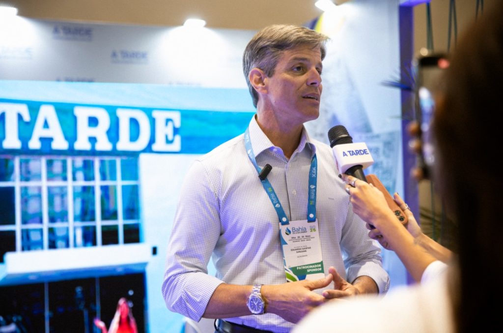 Eduardo Sanjuan, CEO da Petrobahia, sendo entrevistado.