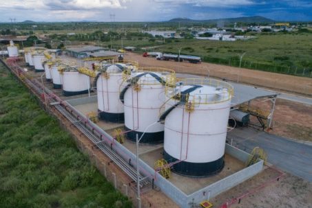 Base Operacional em Juazeiro da Bahia. Na imagem, é possível ver tanques de combustíveis.