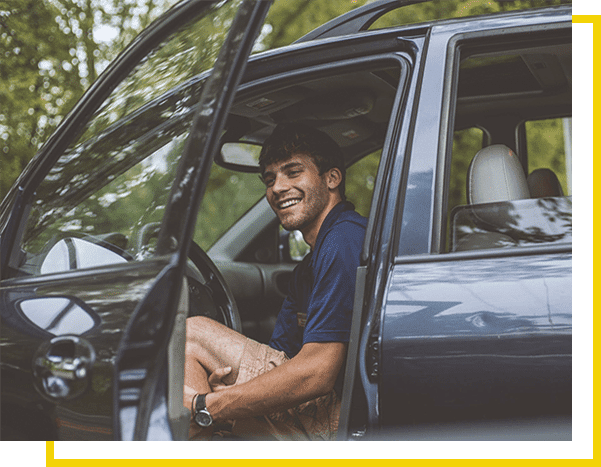 Homem dentro do carro sorrindo